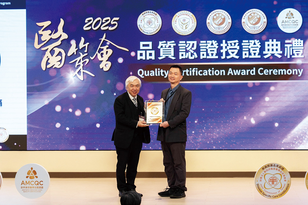 7麻醉科部黃國巡主任代表領取疼痛照護疾病照護品質認證